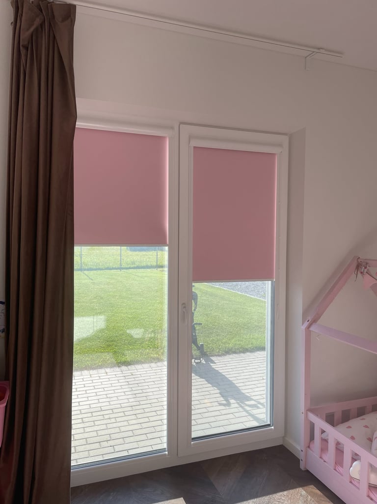 alt="Klasikiniai roletai miegamajame su tamsesniu audiniu"