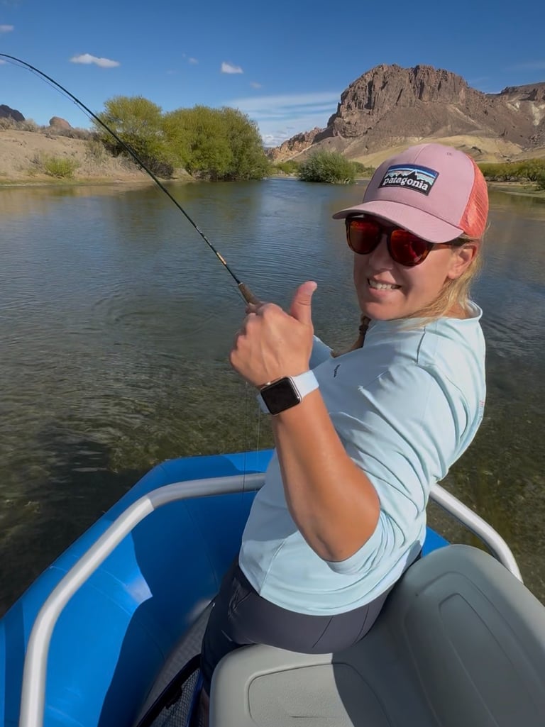 Flotada de pesca con mosca en balsa NRS en el Rio Chubut Patagonia