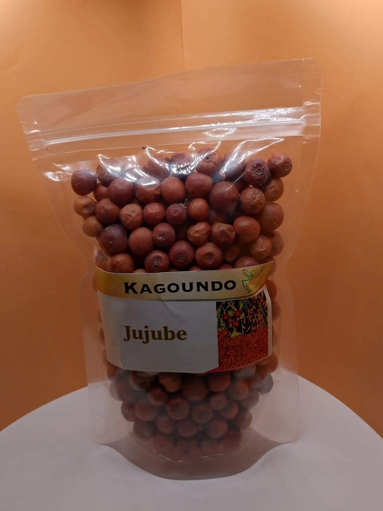 Sachet transparent de jujubes séchés Kagoundo. Fruits bruns ronds visibles sous l'étiquette.