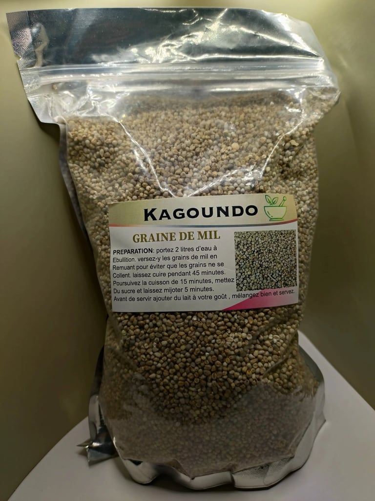 Sachet de Graines de mil Kagoundo. Préparation : cuire 45 à 60 min dans l'eau bouillante. Servir avec sucre et lait.