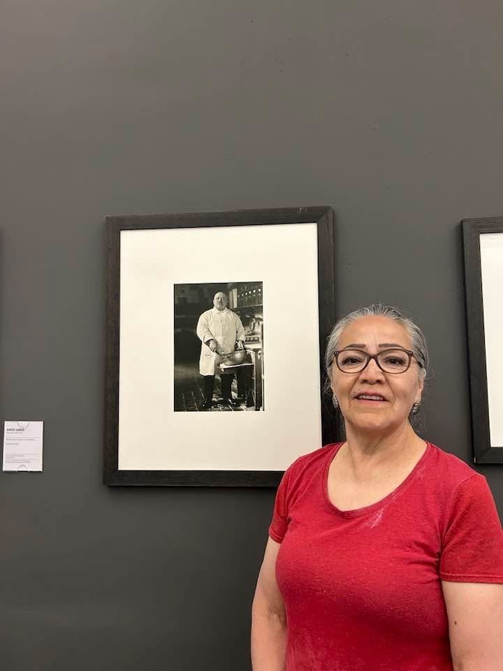 Lilia Martínez y Torres posando con una imagen de la colección Fototeca Lorenzo BeCerril