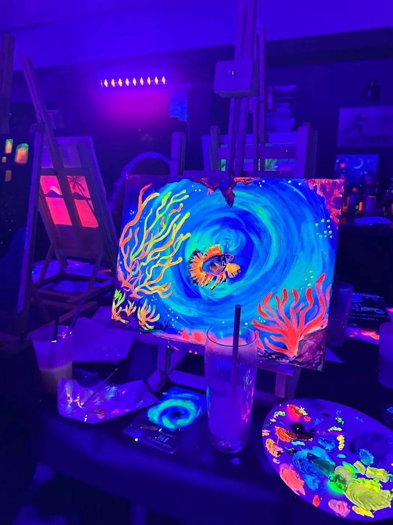 Peinture néon phosphorescente d’un poisson tropical et d’un récif corallien sous lumière UV 