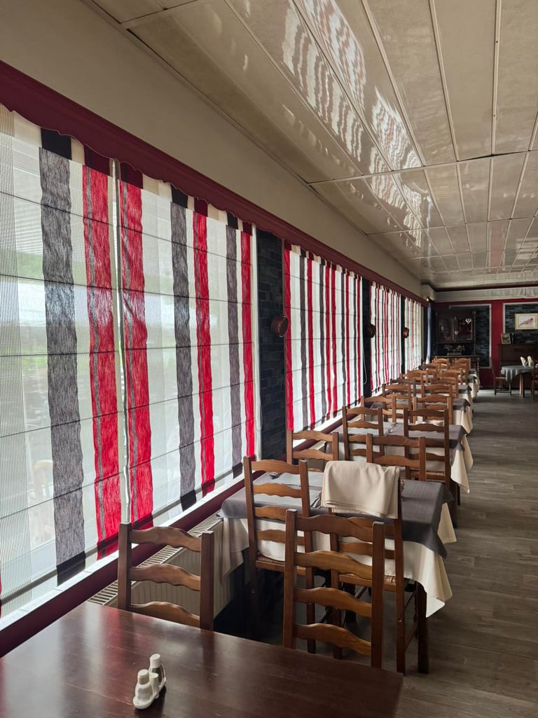 Restaurant avec des stores, nettoyage