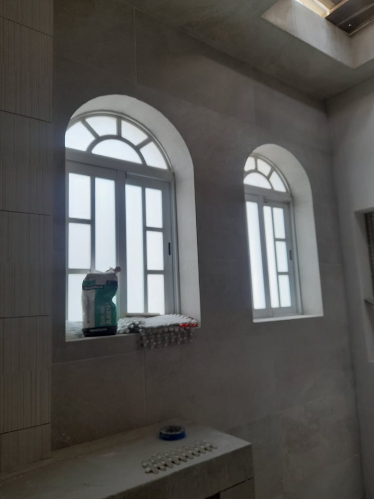 diseños de ventanas de aluminio modernos y elegantes con curvas y cristal esmerilado