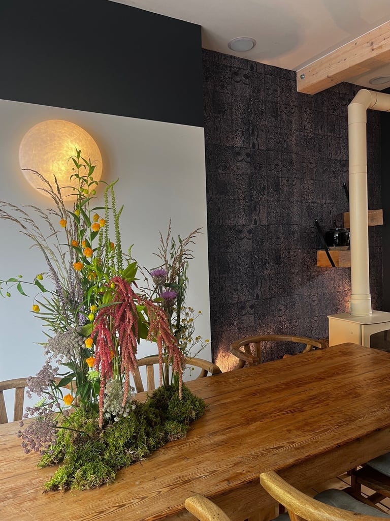 decoration de salle pour un évènement privée dans un restaurant dans un thème très naturel 