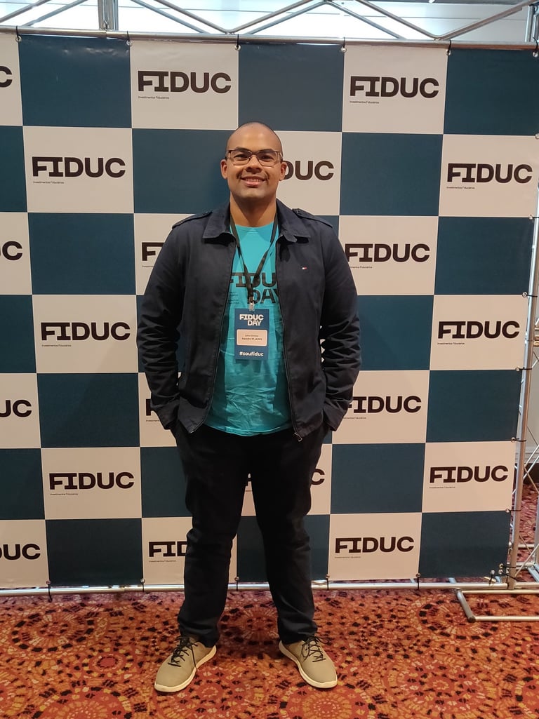 a man standing in front of a sign that says fiduc