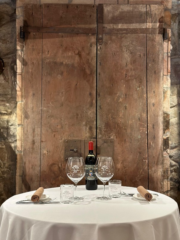 Tavolo in giardino con vino Biondi Santi e arredi antichi - Garden table with Biondi Santi wine and 