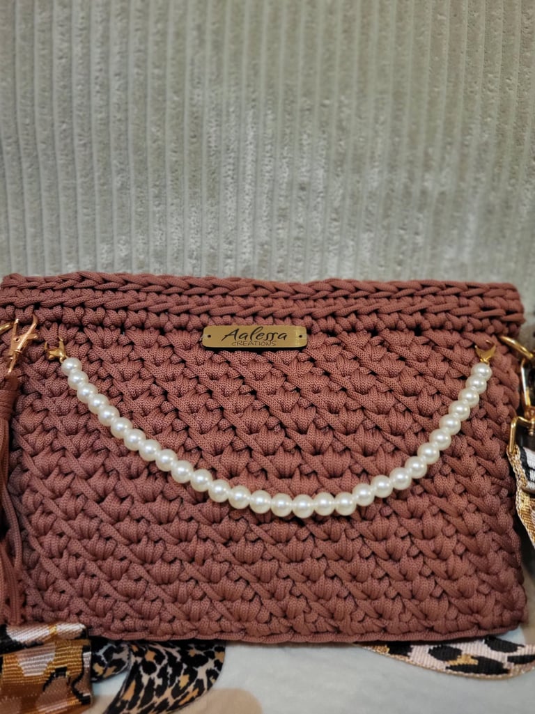 Sac à main fait au crochet unique personnalisé style fait main France artisan tendance  Sacs a main 