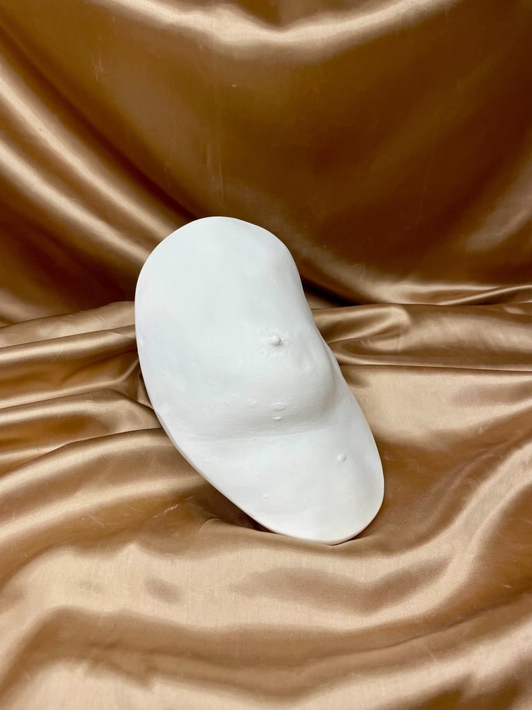 Moulage sein en plâtre sur fond doré - Moulage intime Bordeaux