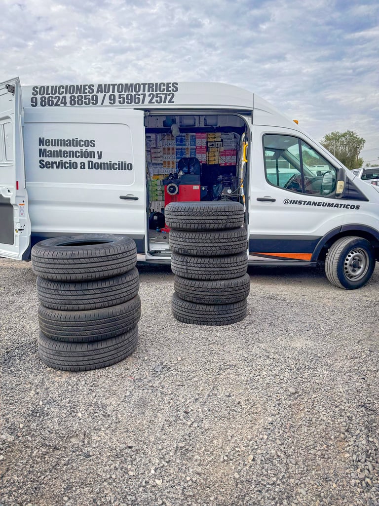Furgoneta de Instaneumáticos realizando trabajo de instalación de neumáticos
