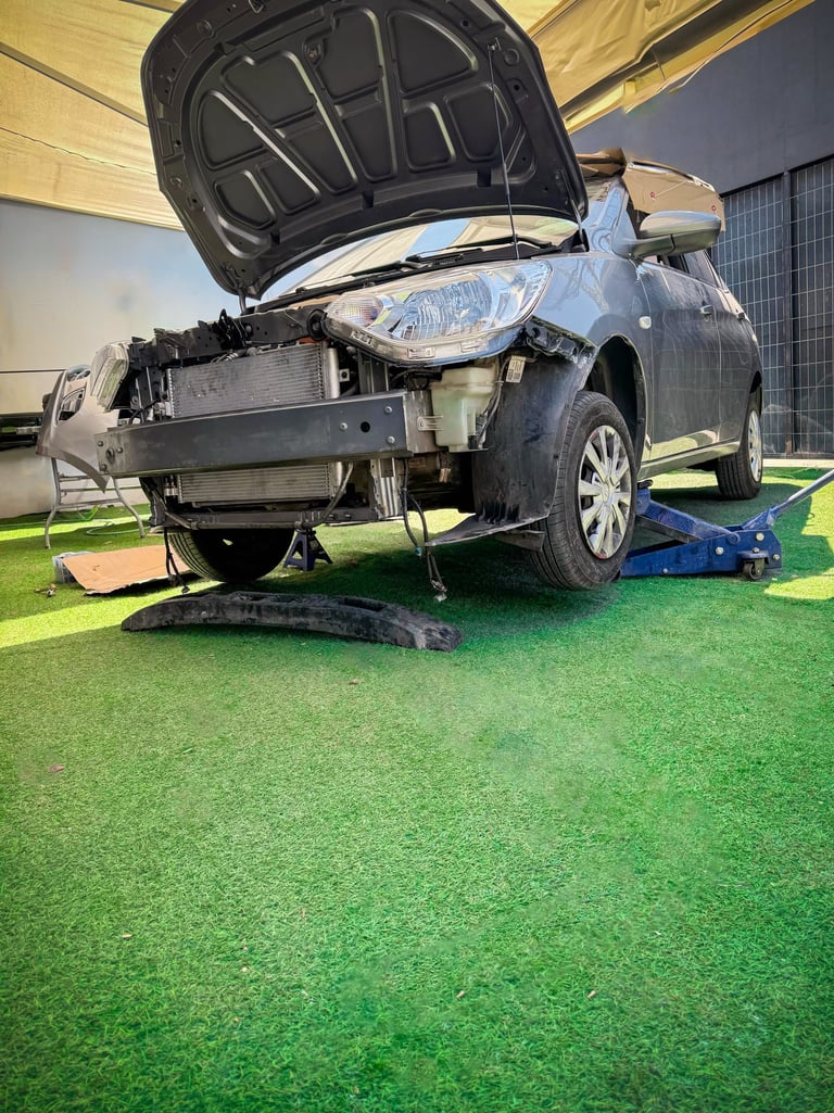 Auto en proceso de cambio de parachoque y pintado