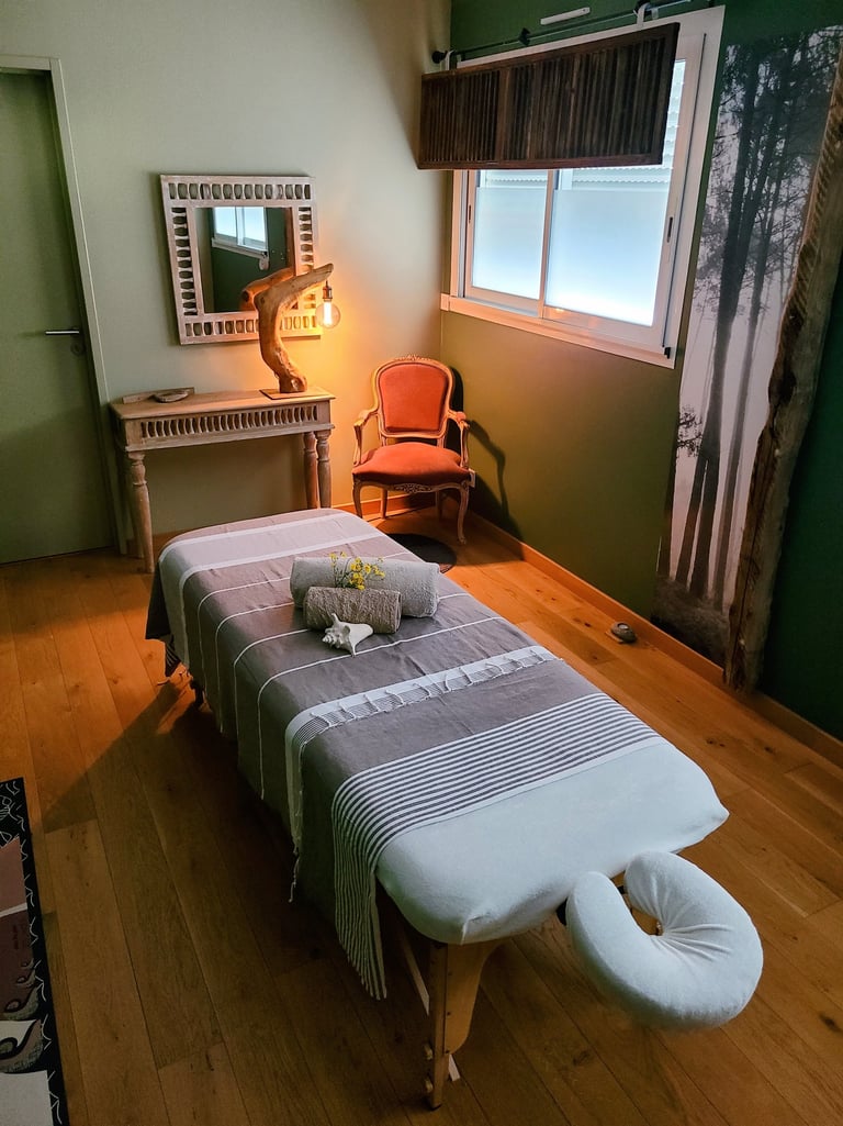 Présentation de la table de massage avec le linge pour le soin au cabinet de massage