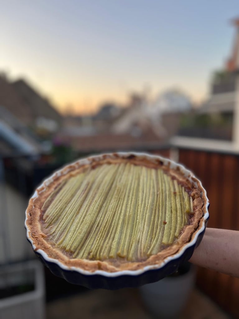 Tarte à la rhubarbe graphique dans l'atelier de cuisine conviviale Marmite & Papillote
