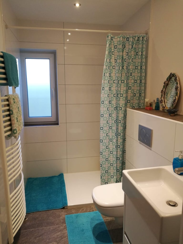 das blitzblanke Badezimmer