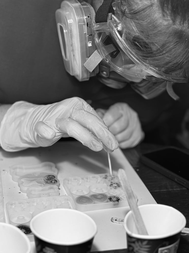 Atelier artisanale, femme qui créer des bijoux