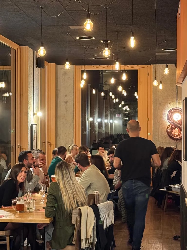 Salle du restaurant italien Histoire Sans Faim, avec clients attablés.