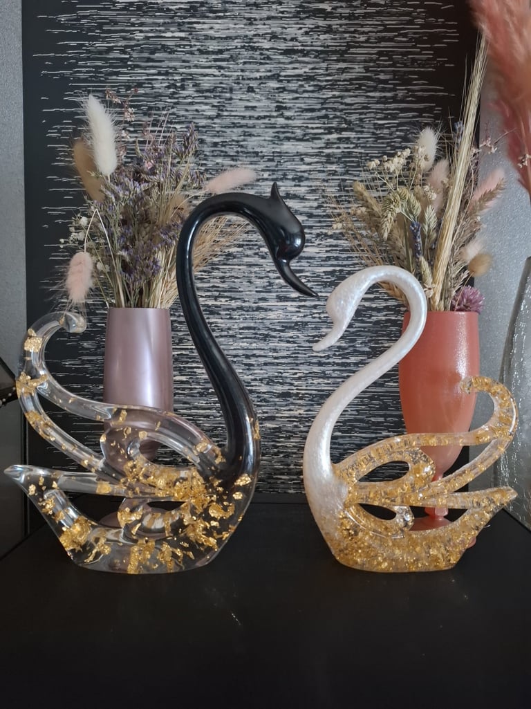 Couple de cygnes en resine epoxy