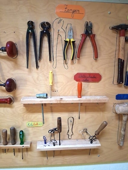 Werkzeugwand mit Zangen in der Kinderwerkstatt