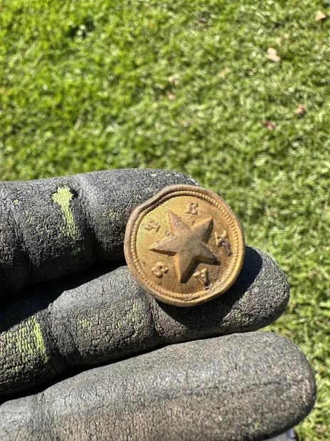 Gold Guilt Confederate Texas Officer button  