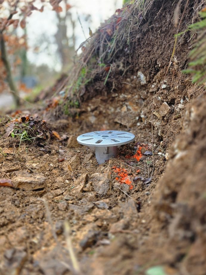 Vis d'ancrage installée sur terrain difficile en pente