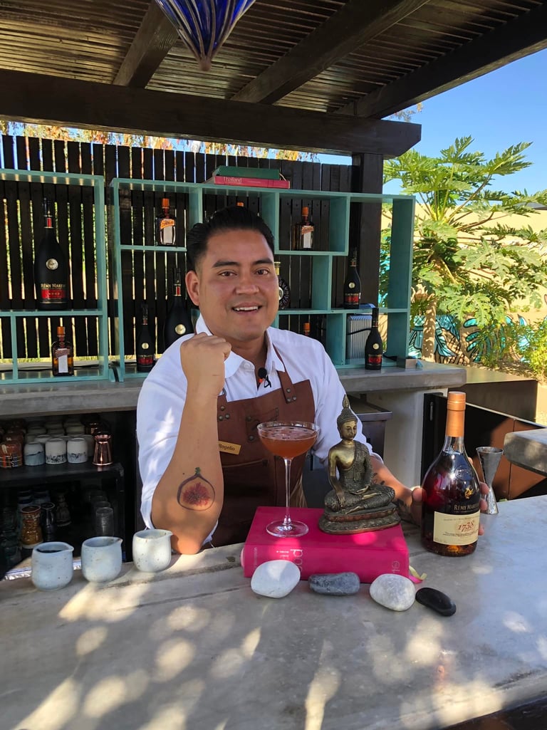 Imagen del bartender competidor en un concurso internacional de bartenders en Cabo San Lucas. 