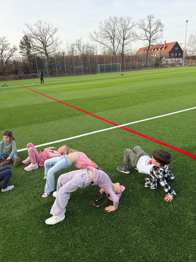 Ferienprogramm Stuttgart Kinder – Outdoor Aktivität im Yogacamp