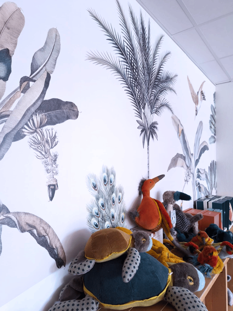 Zoom sur le papier peint Wellpapers fleuri feuillage luxuriant avec des peluches