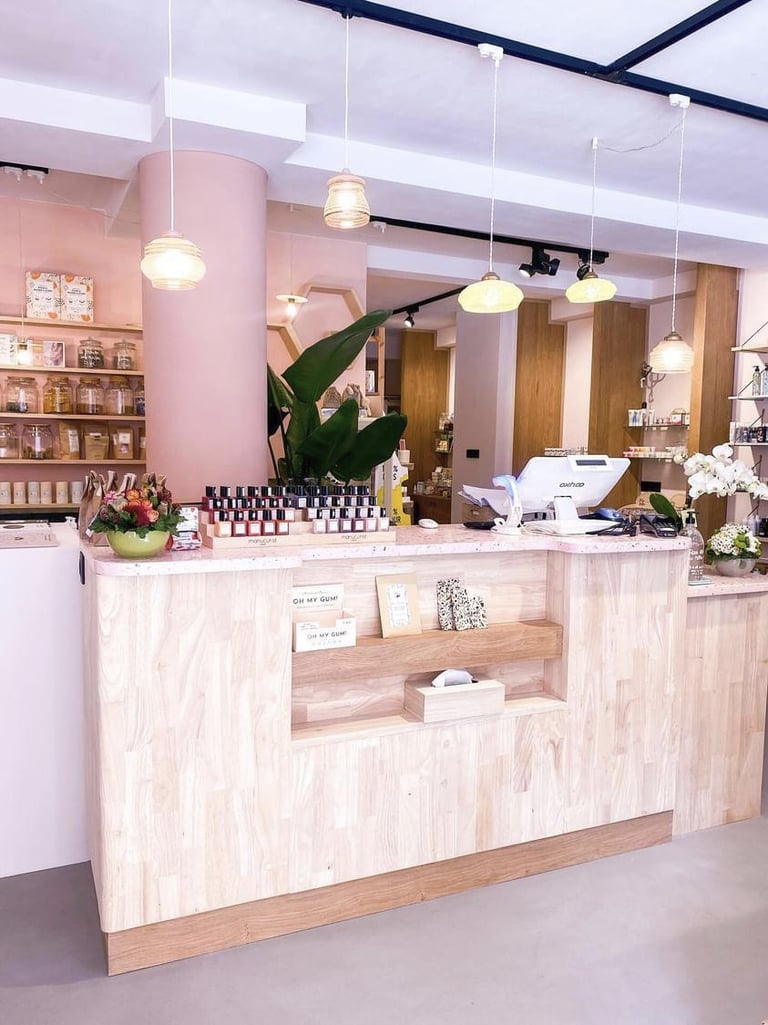 Magasin aménagé avec un comptoir et des mobiliers sur-mesure