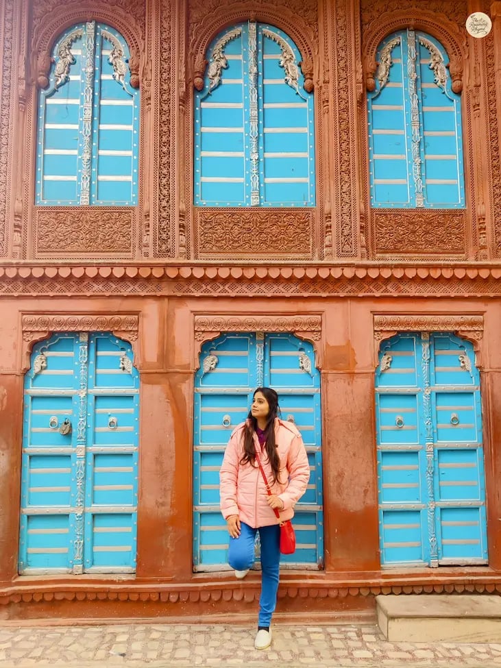 Traditional Bikaneri haveli with arched doorways and wooden balconies