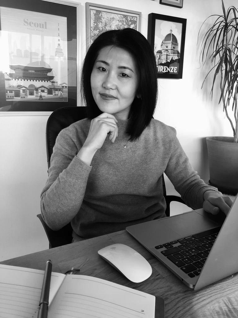 Enseignante de coréen en ligne travaillant sur ordinateur