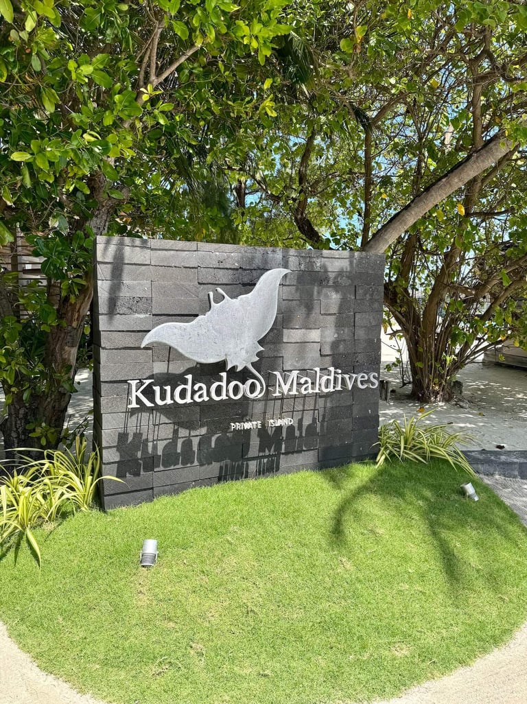 kudadoo maldives arrival sign