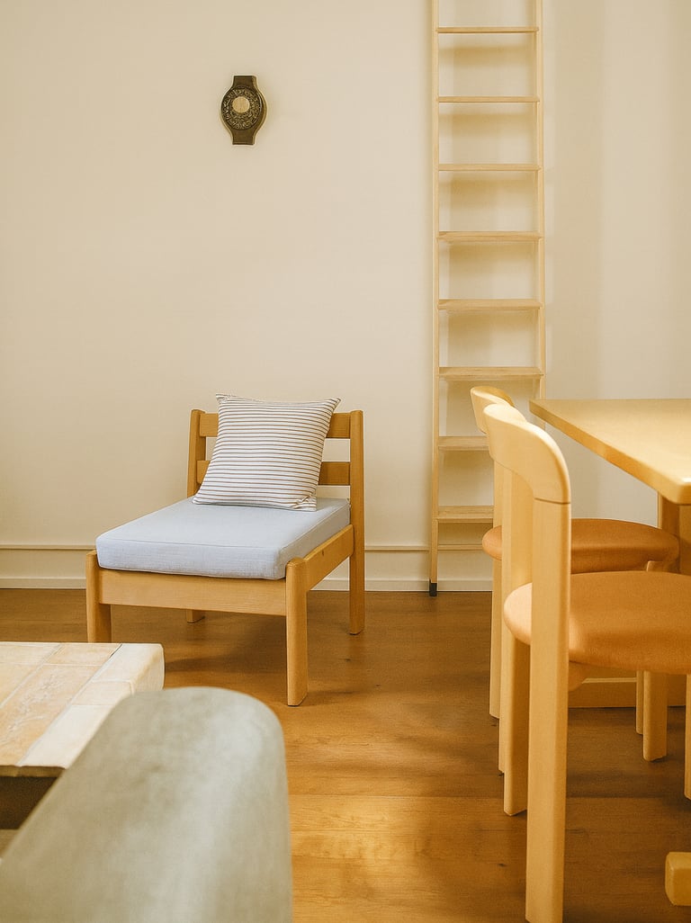 Duplex à Pau, mezzanine avec échelle et mobilier design