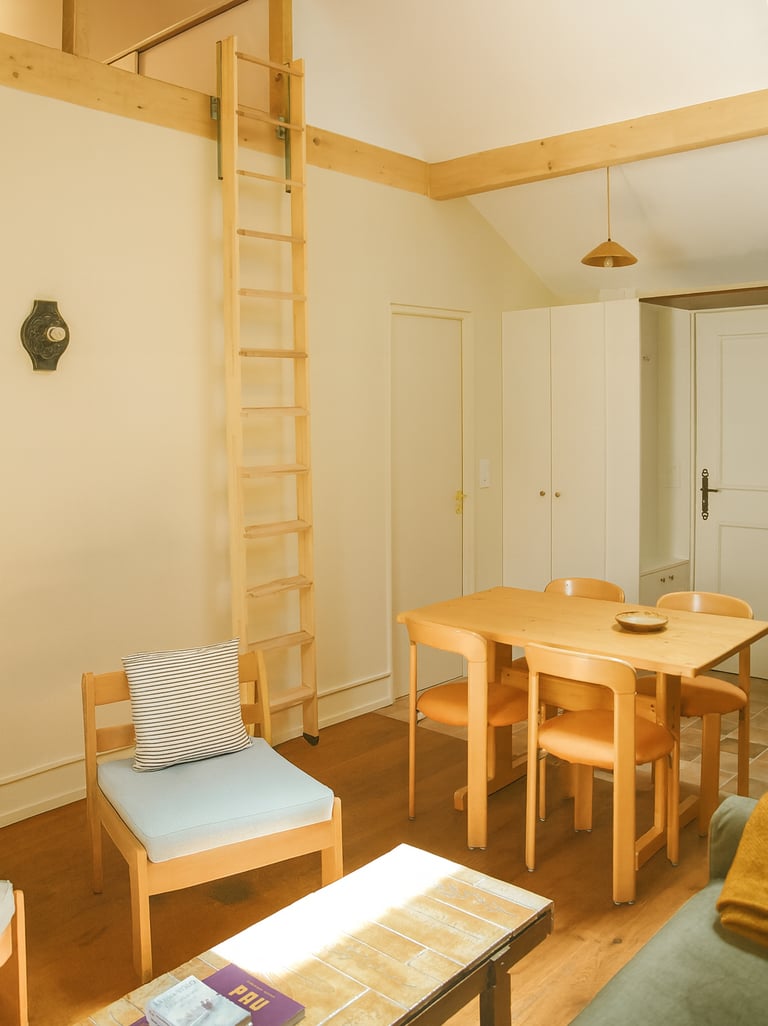 Duplex rénové à Pau, table Charlotte Perriand et chaises Bruno Rey