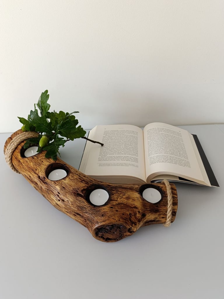 Ręcznie wykonany świecznik z drewna – dekoracja Monnica