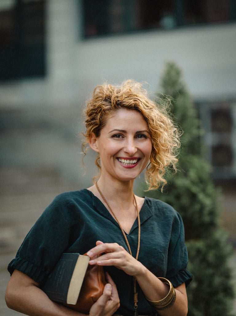 Валерия Иванова, PhD - детски психолог и педагог, София, Русе - усмихва се и държи книги