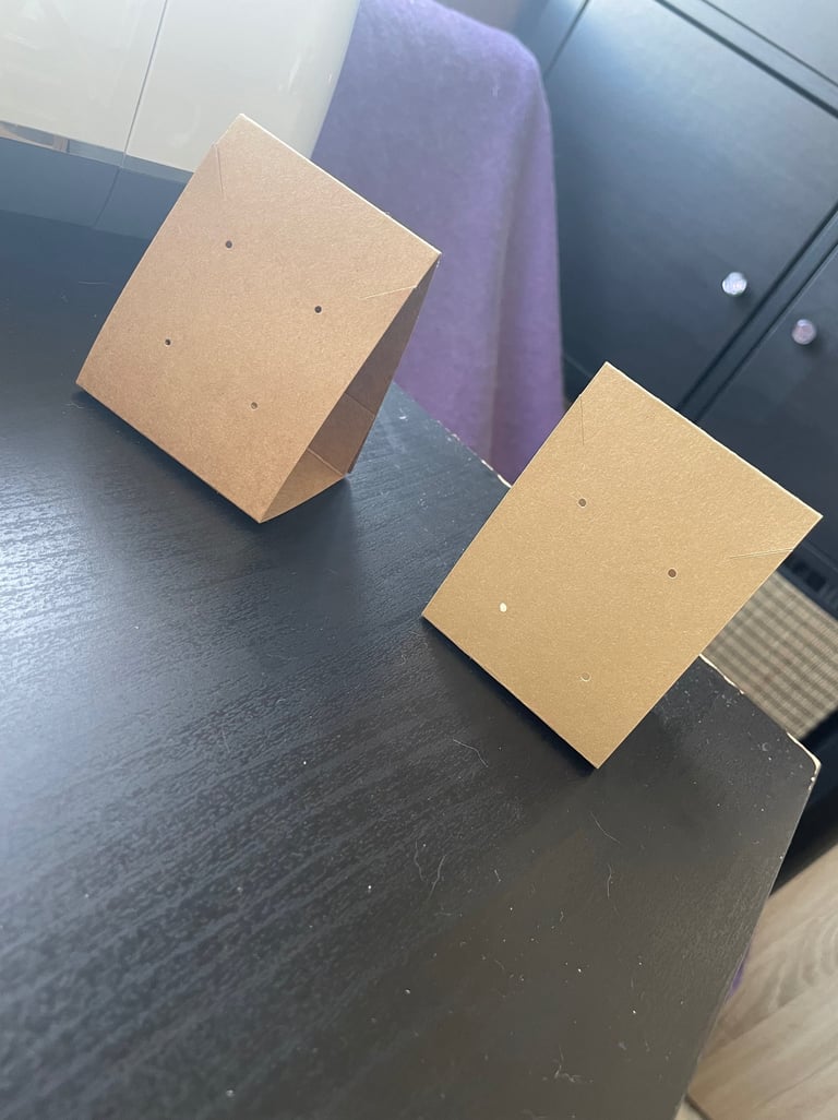 Porte bijou fait main en kraft pour présenter ses créations sur un marché ou un stand