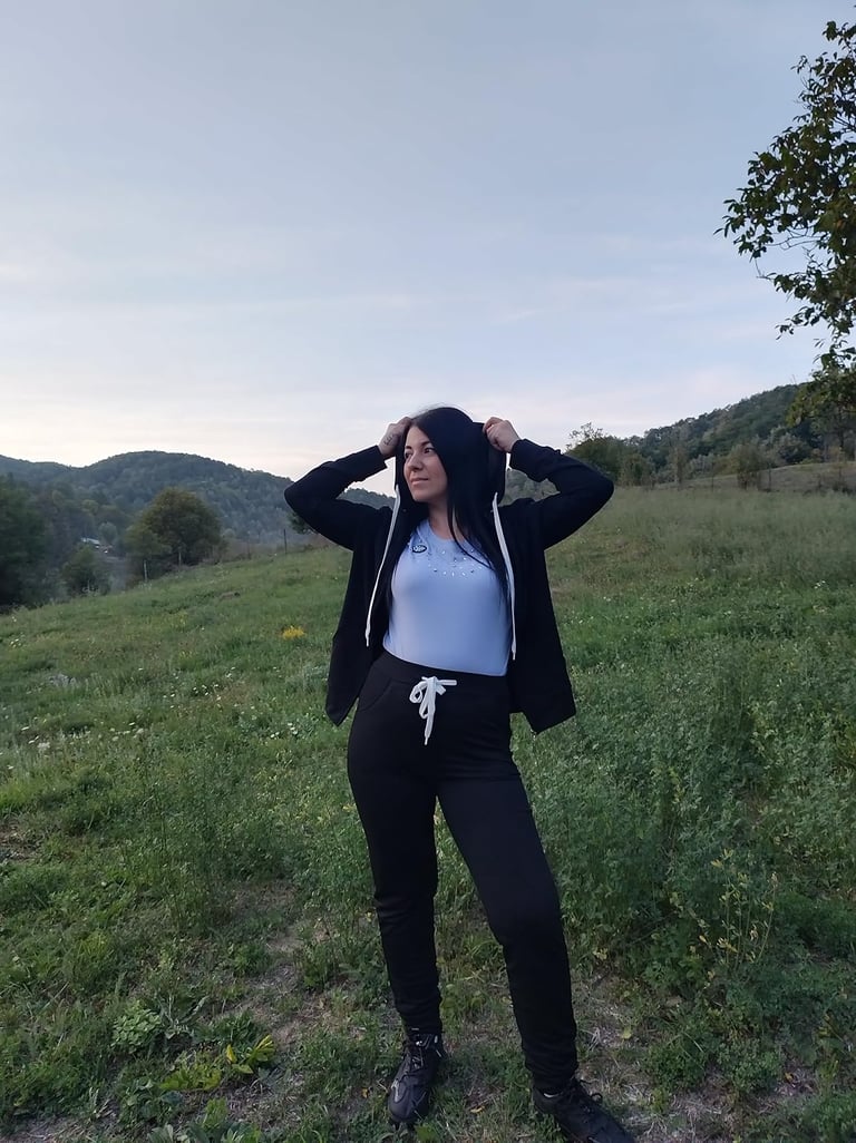 Women’s 2-piece jogging suit with long-sleeve hooded top and pants, made from soft polyester-spandex