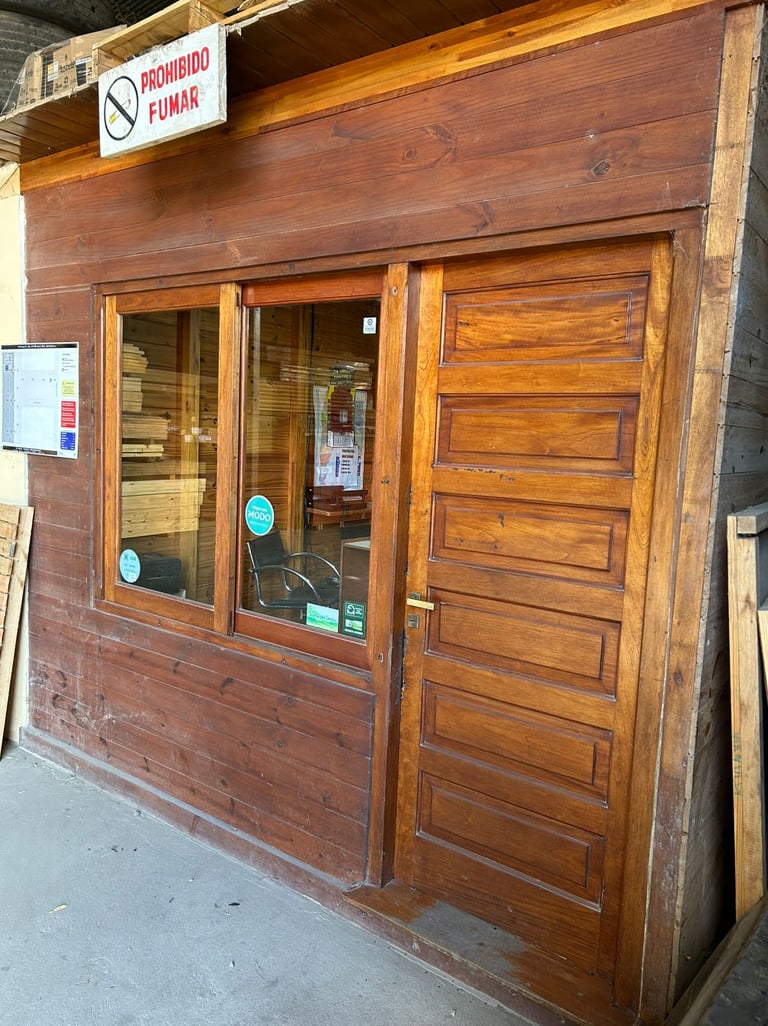Oficina rústica de madera con ventanas de cristal.
