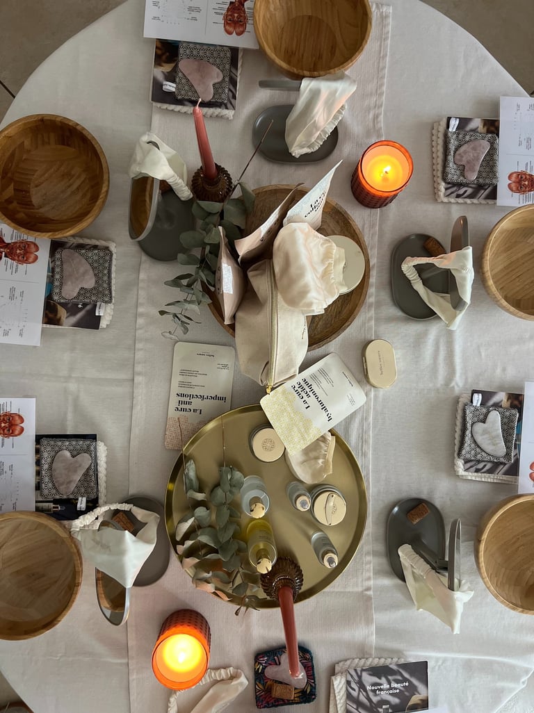 Vue sur la table préparée pour les ateliers bien-être avec les produits Belles Soeurs