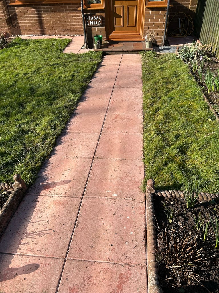 well maintained garden in path in pershore