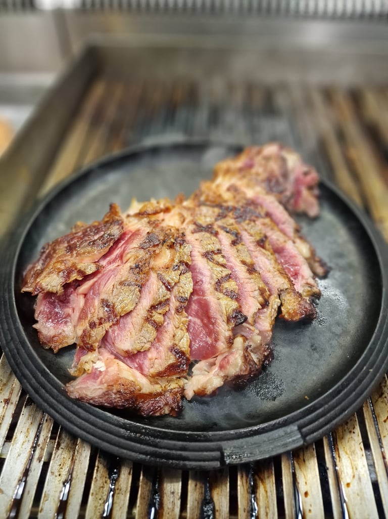 excelente selección de cortes de carne, cocinados al carbón con un sabor inconfundible