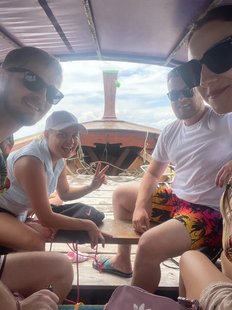 wycieczka na Poda Island, znajomi w łódce