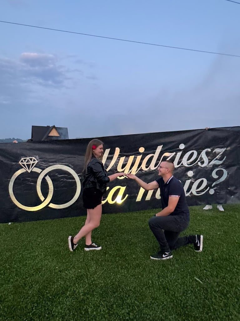 pomysł na wyjątkowe zareczyny napis wyjdziesz za mnie