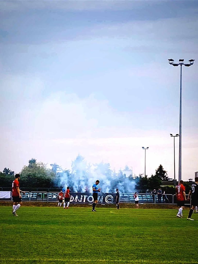 transparenty kibicowskie pirotechniczna oprawa meczowa na stadionie ultras race