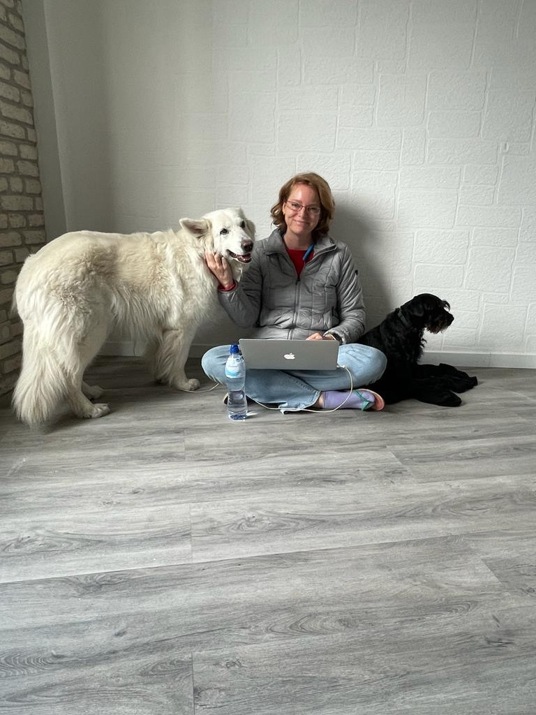 Flavia working upon arrival in an empty apartment in good company