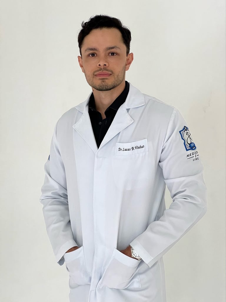 Dr Lucas Bnaterli, médico, em foto de jaleco