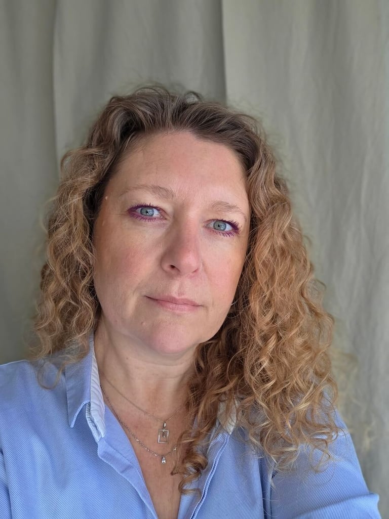 Portrait de Mélanie, fondatrice de la marque UP2MEL, créatrice de sacs et accessoires upcyclés