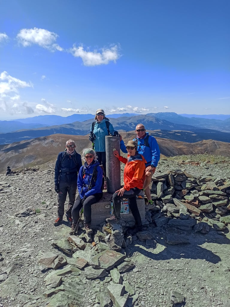 grupo en la cima de una montaña