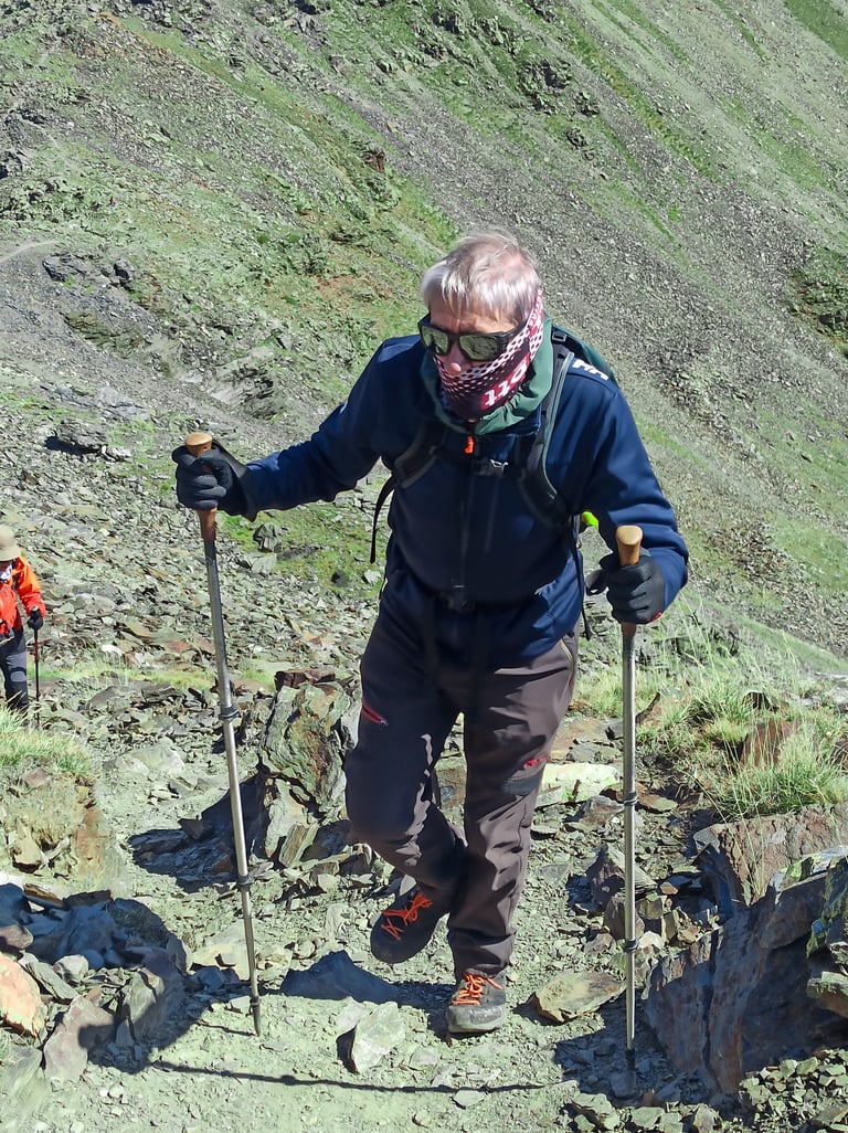 persona caminando por la montaña