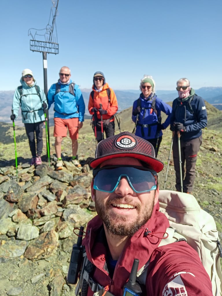 guia y grupo en una cumbre